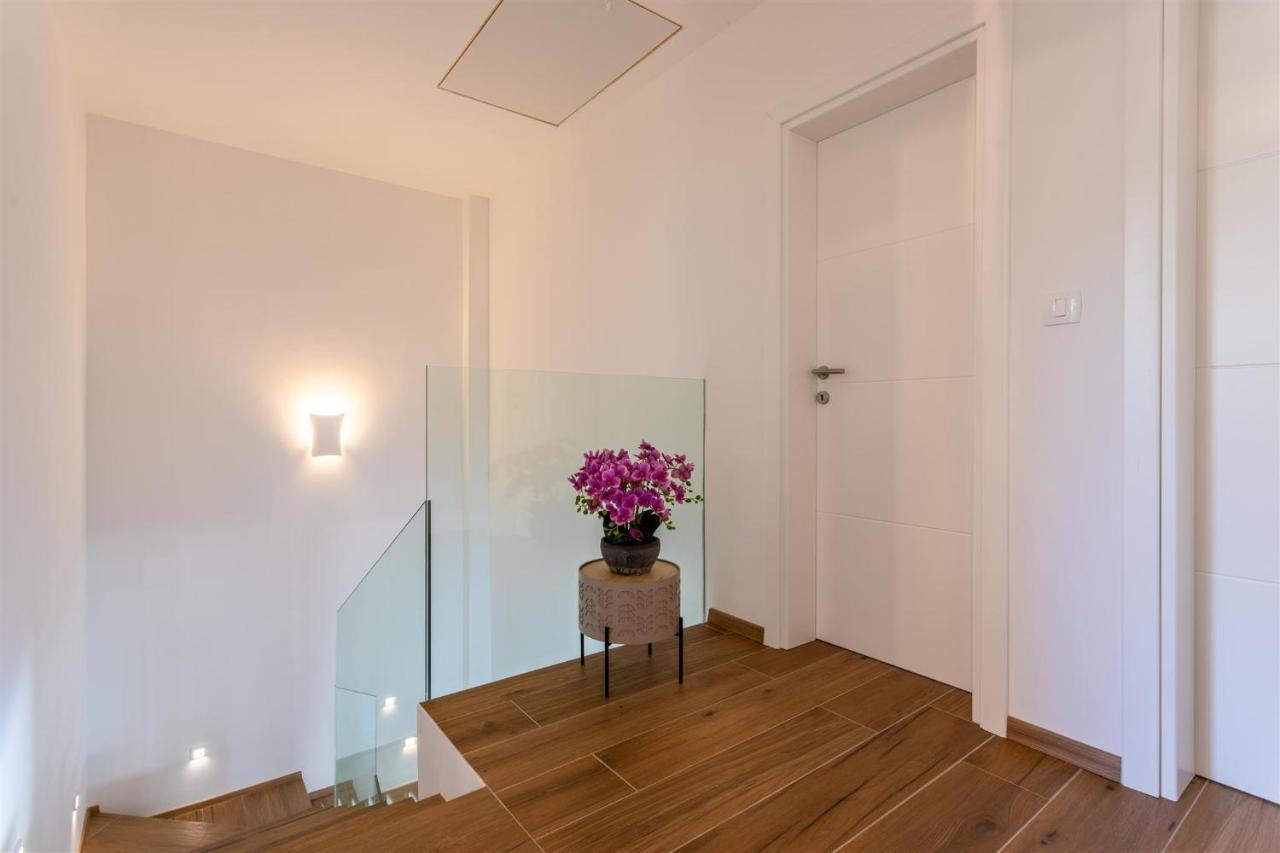 Villa Manhattan Dobrinj Bagian luar foto